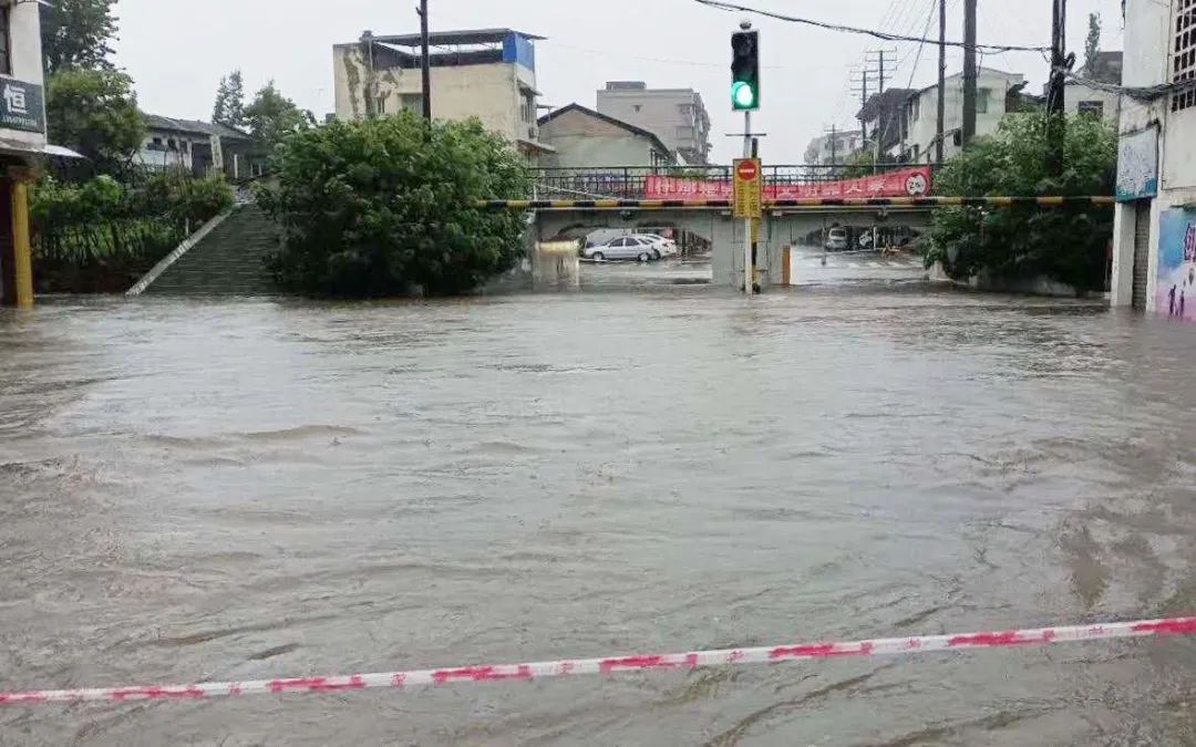 什邡大暴雨最新動態(tài)，小巷深處的隱藏瑰寶