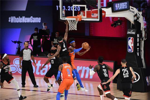 火箭與雷霆對(duì)決，小巷熱血籃球與美食奇遇之夜