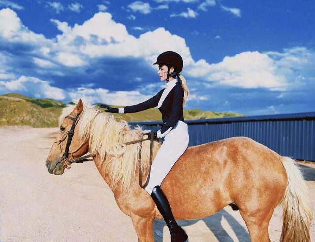 會(huì)騎馬演員，駕馭生活的藝術(shù)之旅，自信與成就感的彰顯