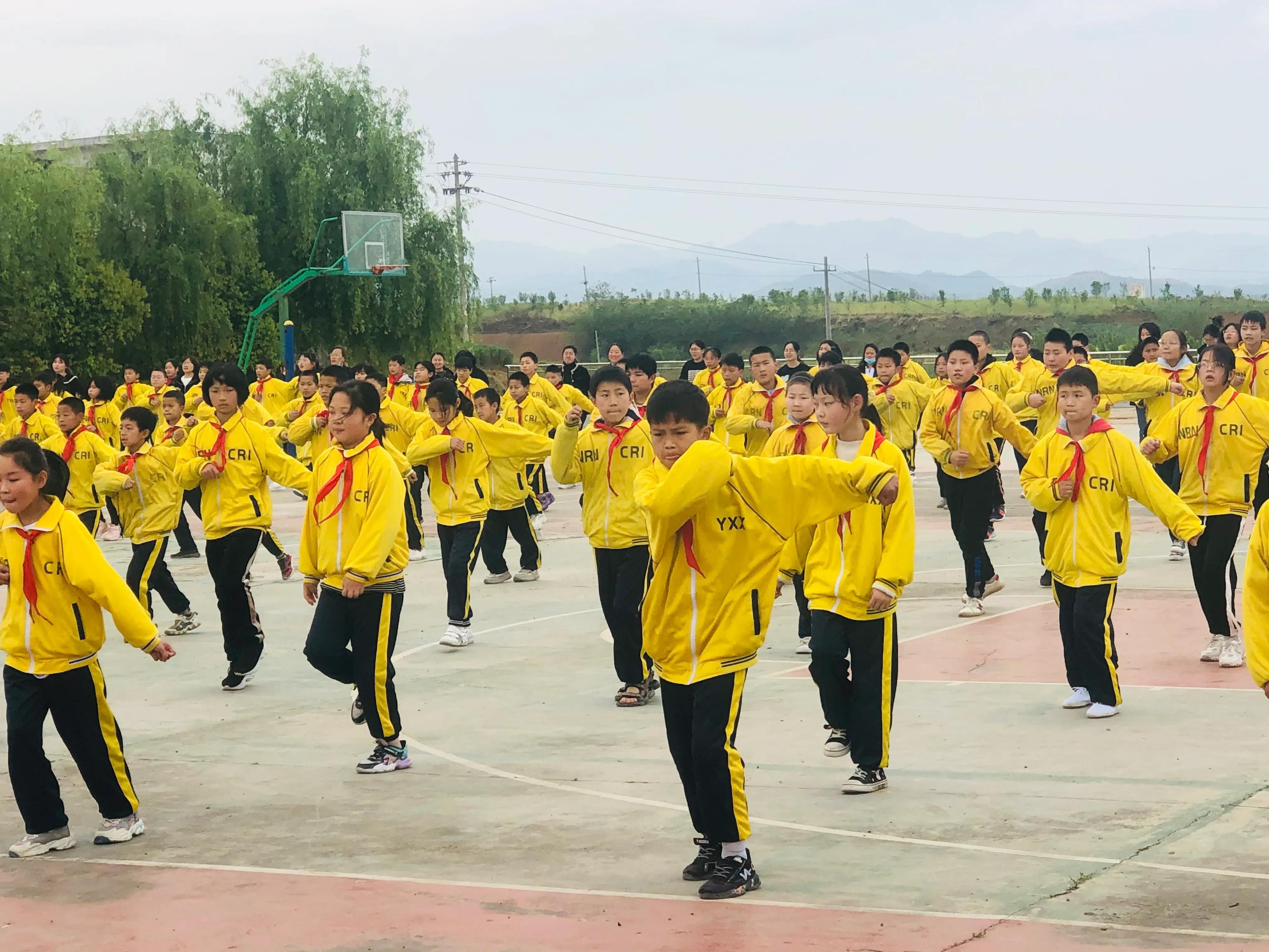 小學(xué)紅歌合唱比賽視頻，傳承紅色精神，唱響童年之歌