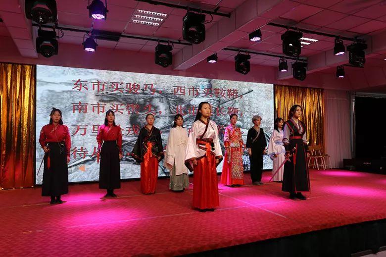 自然之美與詩詞之聲，朗誦比賽中的自然美景探索與古詩詞賞析