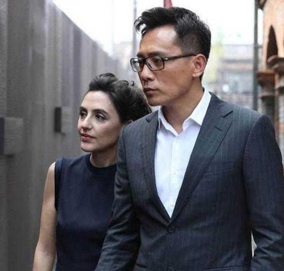 ??明星時(shí)尚潮流引領(lǐng)者，時(shí)尚服裝風(fēng)采獨(dú)領(lǐng)風(fēng)騷??