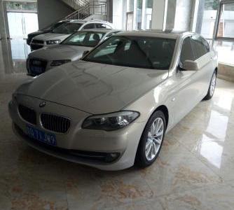 寶馬530Li最新進口價格揭秘，自然美景之旅邀請函